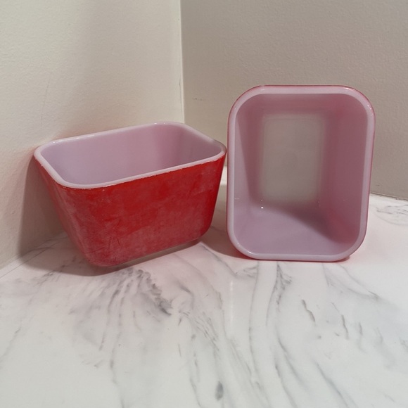 Set of 2 Pyrex red vintage 501 model refrigerator dishes. - Picture 2 of 7